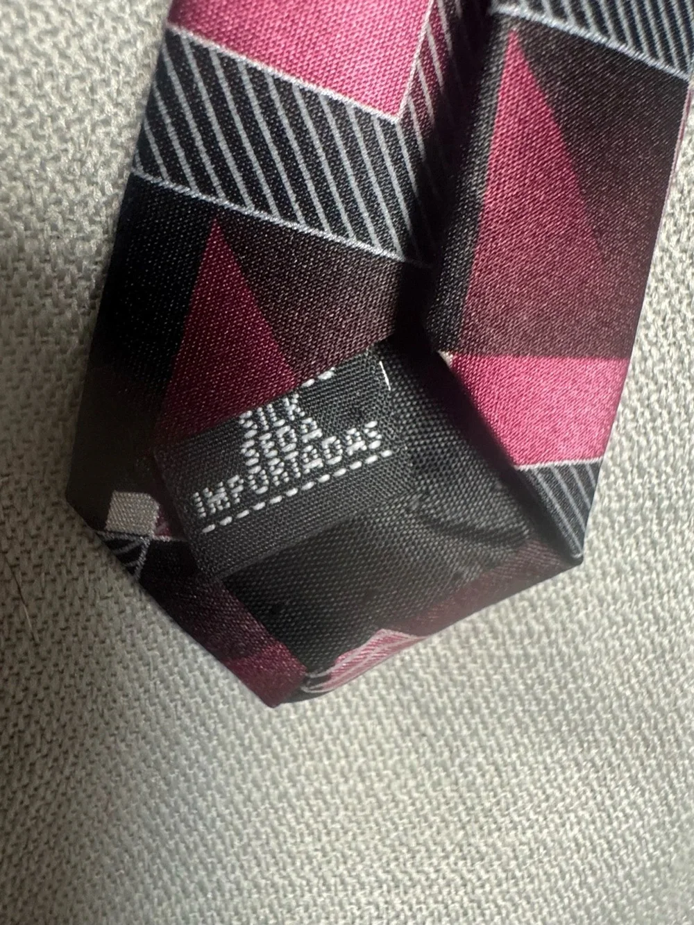 Arrow Men's Geometric Magenta and Black Silk Tie